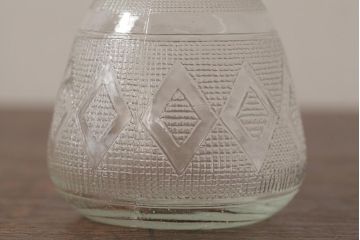 アンティーク雑貨　プレスガラス　昭和レトロなデザインが魅力的な醤油さし(和ガラス、ガラスビン、醤油瓶)(R-039452)