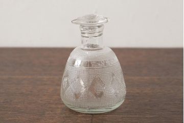 アンティーク雑貨　プレスガラス　昭和レトロなデザインが魅力的な醤油さし(和ガラス、ガラスビン、醤油瓶)(R-039452)