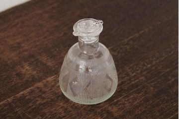 アンティーク雑貨　プレスガラス　昭和レトロなデザインが魅力的な醤油さし(和ガラス、ガラスビン、醤油瓶)(R-039452)