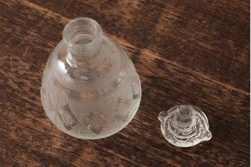 アンティーク雑貨　プレスガラス　昭和レトロなデザインが魅力的な醤油さし(和ガラス、ガラスビン、醤油瓶)(R-039452)