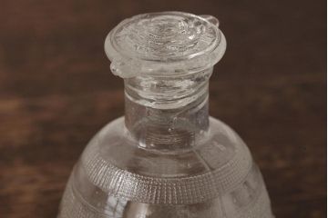 アンティーク雑貨　プレスガラス　昭和レトロなデザインが魅力的な醤油さし(和ガラス、ガラスビン、醤油瓶)(R-039452)