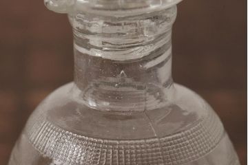 アンティーク雑貨　プレスガラス　昭和レトロなデザインが魅力的な醤油さし(和ガラス、ガラスビン、醤油瓶)(R-039452)