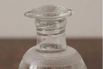 アンティーク雑貨　プレスガラス　昭和レトロなデザインが魅力的な醤油さし(和ガラス、ガラスビン、醤油瓶)(R-039452)