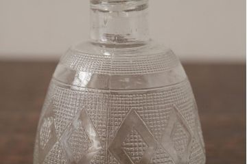 アンティーク雑貨　プレスガラス　昭和レトロなデザインが魅力的な醤油さし(和ガラス、ガラスビン、醤油瓶)(R-039452)