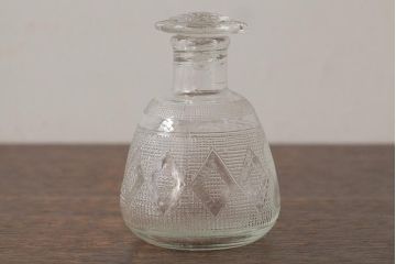 アンティーク雑貨　プレスガラス　昭和レトロなデザインが魅力的な醤油さし(和ガラス、ガラスビン、醤油瓶)(R-039452)