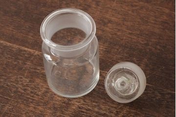 アンティーク雑貨　レトロ雑貨　アンティークボトル　小さな蓋付きガラス瓶(ガラスビン)(R-039453)