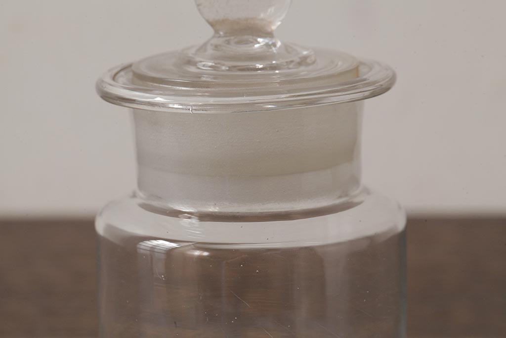 アンティーク雑貨　レトロ雑貨　アンティークボトル　小さな蓋付きガラス瓶(ガラスビン)(R-039453)