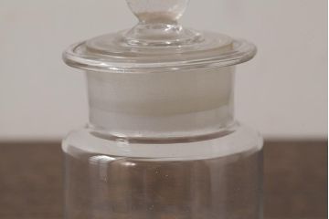 アンティーク雑貨　レトロ雑貨　アンティークボトル　小さな蓋付きガラス瓶(ガラスビン)(R-039453)