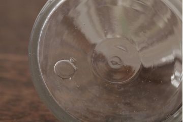 アンティーク雑貨　レトロ雑貨　アンティークボトル　小さな蓋付きガラス瓶(ガラスビン)(R-039453)