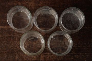 アンティーク雑貨　レトロ雑貨　アンティークボトル　小さな蓋付きガラス瓶5個セット(ガラスビン)(R-039457)