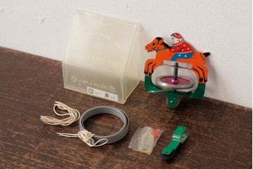 アンティーク雑貨　昭和期　タイガー商会　T.K　レトロなジョッキーゴマ(コマ、駒、おもちゃ)(R-039460)