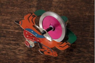 アンティーク雑貨　昭和期　タイガー商会　T.K　レトロなジョッキーゴマ(コマ、駒、おもちゃ)(R-039460)