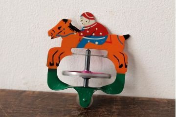 アンティーク雑貨　昭和期　タイガー商会　T.K　レトロなジョッキーゴマ(コマ、駒、おもちゃ)(R-039461)