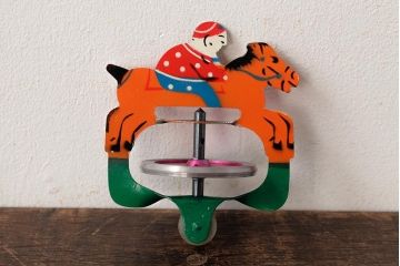 アンティーク雑貨　昭和期　タイガー商会　T.K　レトロなジョッキーゴマ(コマ、駒、おもちゃ)(R-039461)