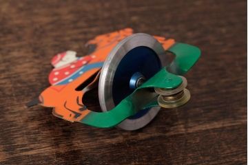 アンティーク雑貨　昭和期　タイガー商会　T.K　レトロなジョッキーゴマ(コマ、駒、おもちゃ)(R-039461)