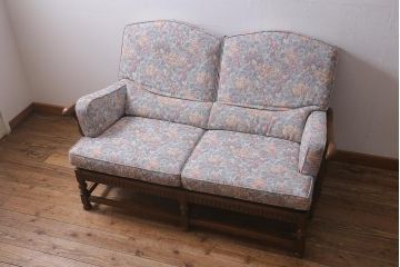 ヴィンテージ家具　美品　ERCOL(アーコール)　York Minster(ヨーク・ミンスター)　淡い色味の花柄ファブリックがお洒落な2人掛けソファ(アームソファ、ラブソファ、ビンテージ)(R-039470)