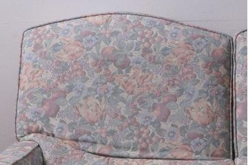 ヴィンテージ家具　美品　ERCOL(アーコール)　York Minster(ヨーク・ミンスター)　淡い色味の花柄ファブリックがお洒落な2人掛けソファ(アームソファ、ラブソファ、ビンテージ)(R-039470)