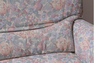ヴィンテージ家具　美品　ERCOL(アーコール)　York Minster(ヨーク・ミンスター)　淡い色味の花柄ファブリックがお洒落な2人掛けソファ(アームソファ、ラブソファ、ビンテージ)(R-039470)
