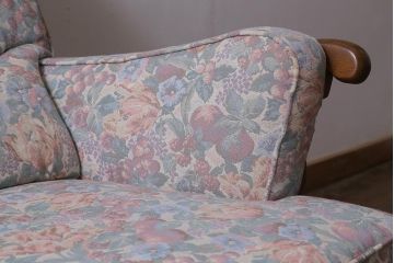 ヴィンテージ家具　美品　ERCOL(アーコール)　York Minster(ヨーク・ミンスター)　淡い色味の花柄ファブリックがお洒落な2人掛けソファ(アームソファ、ラブソファ、ビンテージ)(R-039470)