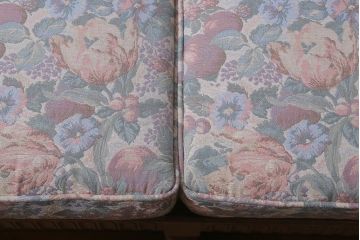 ヴィンテージ家具　美品　ERCOL(アーコール)　York Minster(ヨーク・ミンスター)　淡い色味の花柄ファブリックがお洒落な2人掛けソファ(アームソファ、ラブソファ、ビンテージ)(R-039470)