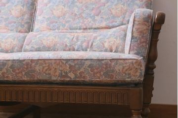 ヴィンテージ家具　美品　ERCOL(アーコール)　York Minster(ヨーク・ミンスター)　淡い色味の花柄ファブリックがお洒落な2人掛けソファ(アームソファ、ラブソファ、ビンテージ)(R-039470)