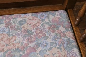 ヴィンテージ家具　美品　ERCOL(アーコール)　York Minster(ヨーク・ミンスター)　淡い色味の花柄ファブリックがお洒落な2人掛けソファ(アームソファ、ラブソファ、ビンテージ)(R-039470)