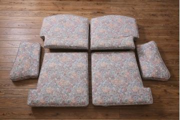 ヴィンテージ家具　美品　ERCOL(アーコール)　York Minster(ヨーク・ミンスター)　淡い色味の花柄ファブリックがお洒落な2人掛けソファ(アームソファ、ラブソファ、ビンテージ)(R-039470)