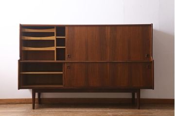 ヴィンテージ家具　デンマーク　北欧ビンテージ　希少品!ローズウッド材の美しい木肌が魅力的なサイドボード(収納棚)(R-039471)