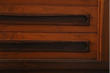 ヴィンテージ家具　デンマーク　北欧ビンテージ　希少品!ローズウッド材の美しい木肌が魅力的なサイドボード(収納棚)(R-039471)