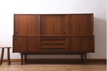 ヴィンテージ家具　デンマーク　北欧ビンテージ　希少品!ローズウッド材の美しい木肌が魅力的なサイドボード(収納棚)(R-039471)