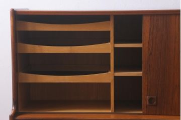 ヴィンテージ家具　デンマーク　北欧ビンテージ　希少品!ローズウッド材の美しい木肌が魅力的なサイドボード(収納棚)(R-039471)