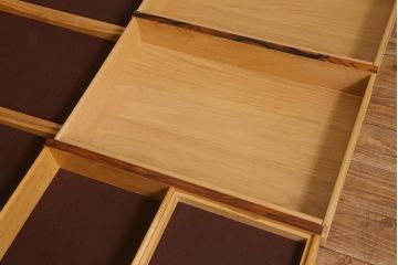 ヴィンテージ家具　デンマーク　北欧ビンテージ　希少品!ローズウッド材の美しい木肌が魅力的なサイドボード(収納棚)(R-039471)