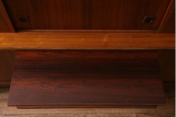 ヴィンテージ家具　デンマーク　北欧ビンテージ　希少品!ローズウッド材の美しい木肌が魅力的なサイドボード(収納棚)(R-039471)