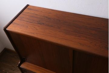 ヴィンテージ家具　デンマーク　北欧ビンテージ　希少品!ローズウッド材の美しい木肌が魅力的なサイドボード(収納棚)(R-039471)