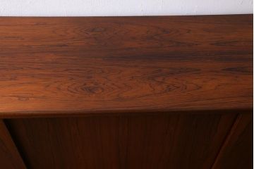 ヴィンテージ家具　デンマーク　北欧ビンテージ　希少品!ローズウッド材の美しい木肌が魅力的なサイドボード(収納棚)(R-039471)