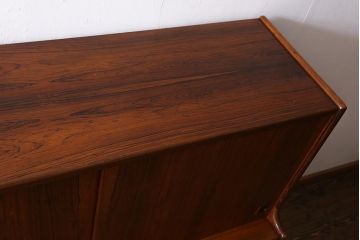 ヴィンテージ家具　デンマーク　北欧ビンテージ　希少品!ローズウッド材の美しい木肌が魅力的なサイドボード(収納棚)(R-039471)