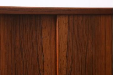 ヴィンテージ家具　デンマーク　北欧ビンテージ　希少品!ローズウッド材の美しい木肌が魅力的なサイドボード(収納棚)(R-039471)