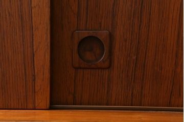 ヴィンテージ家具　デンマーク　北欧ビンテージ　希少品!ローズウッド材の美しい木肌が魅力的なサイドボード(収納棚)(R-039471)