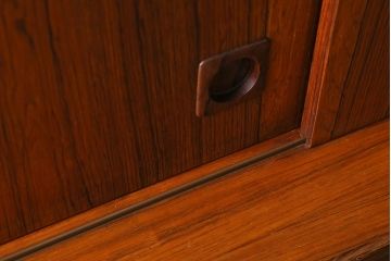 ヴィンテージ家具　デンマーク　北欧ビンテージ　希少品!ローズウッド材の美しい木肌が魅力的なサイドボード(収納棚)(R-039471)