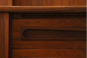 ヴィンテージ家具　デンマーク　北欧ビンテージ　希少品!ローズウッド材の美しい木肌が魅力的なサイドボード(収納棚)(R-039471)
