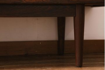 ヴィンテージ家具　デンマーク　北欧ビンテージ　希少品!ローズウッド材の美しい木肌が魅力的なサイドボード(収納棚)(R-039471)