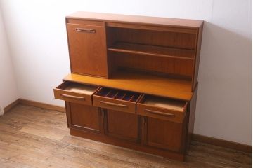 ヴィンテージ家具　イギリスビンテージ　G-PLAN(ジープラン)　スタイリッシュなデザインで機能性も抜群のサイドボード(サイドキャビネット、収納棚)(R-039473)