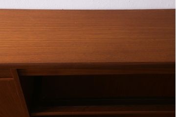 ヴィンテージ家具　イギリスビンテージ　G-PLAN(ジープラン)　スタイリッシュなデザインで機能性も抜群のサイドボード(サイドキャビネット、収納棚)(R-039473)