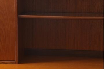 ヴィンテージ家具　イギリスビンテージ　G-PLAN(ジープラン)　スタイリッシュなデザインで機能性も抜群のサイドボード(サイドキャビネット、収納棚)(R-039473)