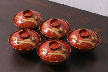 アンティーク雑貨　和製アンティーク　松・鶴図柄　縁起物の蒔絵が美しい木製椀5客セット(漆器、和食器)(R-039490)