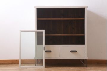 アンティーク家具　ペイント　昭和レトロ　ゆらゆらガラスが懐かしさ漂う鉄脚付キャビネット(ガラス戸棚、収納棚、飾り棚)(R-039496)
