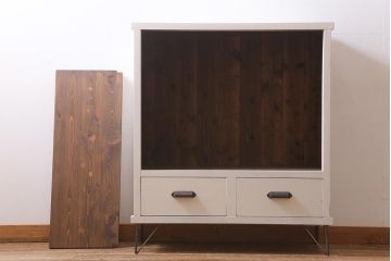 アンティーク家具　ペイント　昭和レトロ　ゆらゆらガラスが懐かしさ漂う鉄脚付キャビネット(ガラス戸棚、収納棚、飾り棚)(R-039496)