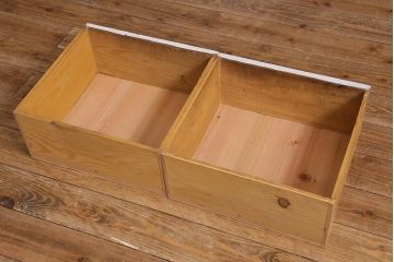 アンティーク家具　ペイント　昭和レトロ　ゆらゆらガラスが懐かしさ漂う鉄脚付キャビネット(ガラス戸棚、収納棚、飾り棚)(R-039496)