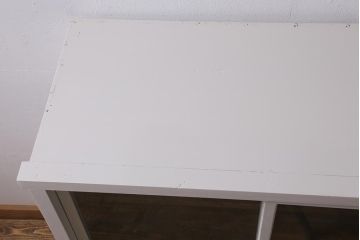 アンティーク家具　ペイント　昭和レトロ　ゆらゆらガラスが懐かしさ漂う鉄脚付キャビネット(ガラス戸棚、収納棚、飾り棚)(R-039496)