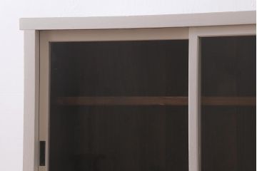 アンティーク家具　ペイント　昭和レトロ　ゆらゆらガラスが懐かしさ漂う鉄脚付キャビネット(ガラス戸棚、収納棚、飾り棚)(R-039496)
